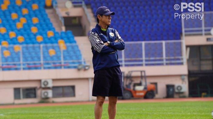Pelatih Timnas Indonesia, Shin Tae-yong mendampingi timnya latihan.