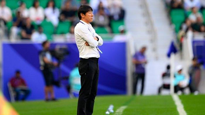 Pelatih Timnas Indonesia Shin Tae-yong memantau pemainnya berlaga di Piala Asia yang berlangsung di Stadion Al Thumama, Rabu (24/1/2024) malam.