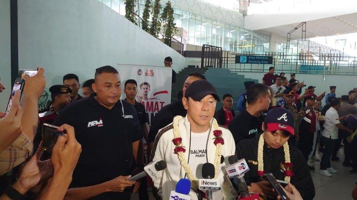 Timnas Indonesia U-23 tiba di tanah air melalui Terminal 3 Bandara Soekarno-Hatta, Tangerang, Banten, Sabtu (11/5/2024). Pelatih Shin Tae-yong memberikan keterangan ke wartawan.