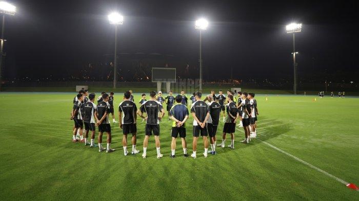 Pelatih Timnas Indonesia, Shin Tae-yong memimpin pemainnya berlatih di putaran ketiga Kualifikasi Piala Dunia 2026.