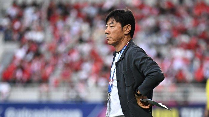 Pelatih Timnas Indonesia, Shin Tae-yong memantau pemainnya di Piala Asia U-23 2024.