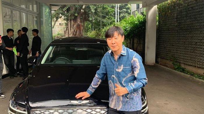 Shin Tae-yong mendapatkan hadiah mobil mewah setelah berhasil mengantarkan timnas U-23 Indonesia mengukir sejarah di Piala Asia U-23 2024.