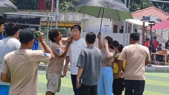 Mantan pelatih timnas sepak bola Indonesia, Shin Tae-yong (kaus putih) saat latihan adegan dalam syuting film Ghost Soccer: Bola Mati di daerah Subang, Jawa Barat, Minggu (19/1/2025).