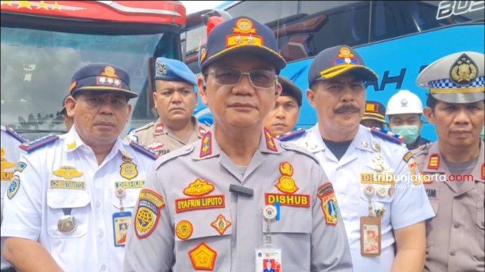 Tinjau terminal. Kadishub DKI Jakarta, Safrin Liputo meninjau Terminal Kalideres, Jakarta Barat untuk persiapan arus mudik Lebaran 2025.