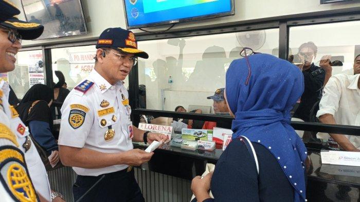 Kepala Dinas Perhubungan DKI Jakarta, Syafrin Liputo saat meninjau loket PO AKAP di Terminal Kampung Rambutan, Ciracas, Jumat (28/3/2025).