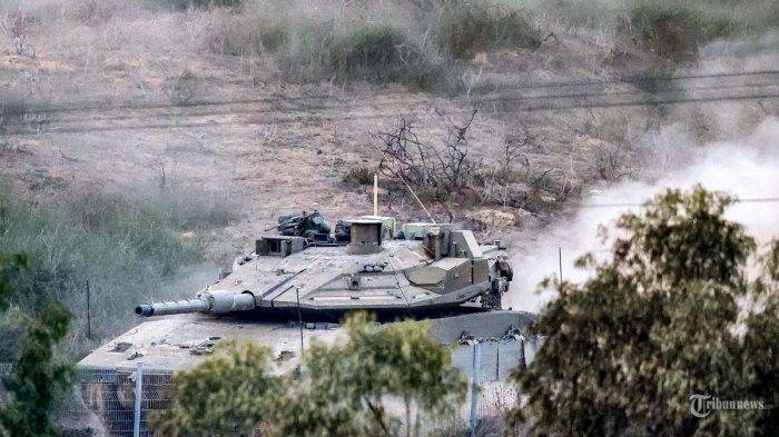 Sebuah tank tempur Israel bergerak di dekat posisi di sepanjang perbatasan dengan Jalur Gaza di Israel selatan pada 31 Oktober 2023 di tengah pertempuran yang sedang berlangsung antara pasukan Israel dan gerakan Hamas Palestina.