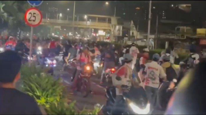 Tangkapan layar rekaman video amatir merekam aksi tawuran di Jalan Otista Raya, Jatinegara, Jakarta Timur, Rabu (23/4/2025)
