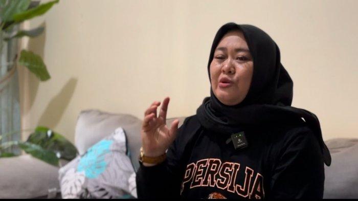 SOSOK PENDIRI THE JAKMANIA - Satu di antara banyaknya sosok pendiri suporter The Jakmania, Temmy Meliana, saat ditemui di kediamannya di kawasan Jakarta Selatan, Rabu (5/2/2025). Temmy sudah enam tahun belakangan gencar menggaungkan gerakan Tribun Tanpa Asap.