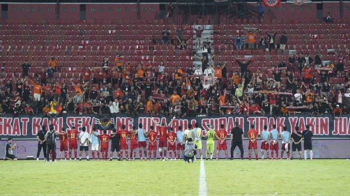 Dukungan luar biasa suporter The Jakmania kepada Persija Jakarta di Stadion Kapten I Wayan Dipta, Gianyar, Bali.