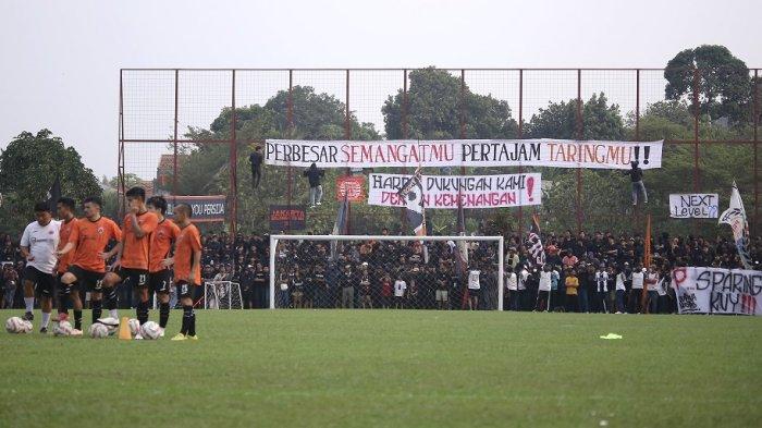 Kelompok suporter The Jakmania hadir langsung menemani latihan Persija Jakarta di Nirwana Park, Bojongsari, Selasa (29/8/2023) sore