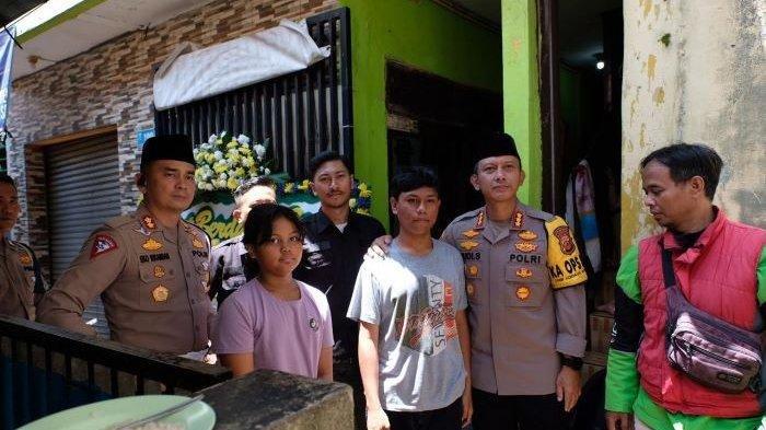 Kapolrestabes Bandung Kombes Pol Budi Sartono bersama Kasatlantas Polrestabes Bandung AKBP Eko Iskandar bertakziah ke rumah driver ojol yang tewas diseret mobil di Jalak BKR, Kota Bandung.