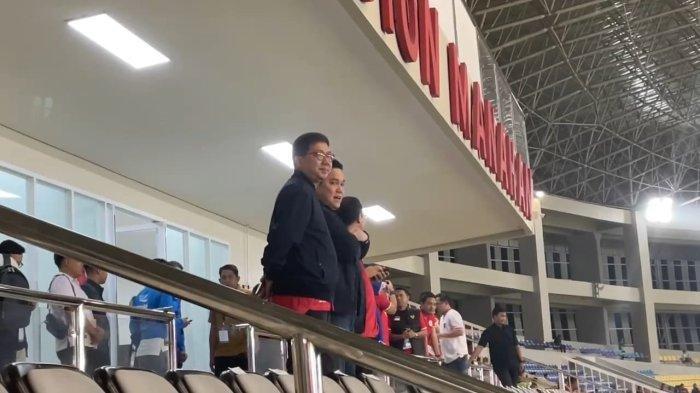 Erick Thohir berbincang dengan pengamat sepak bola, Bung Towel, di Stadion Manahan Solo untuk menyaksikan Piala AFF Asean Cup 2024 antara Indonesia vs Laos, Kamis (12/12/2024) malam.