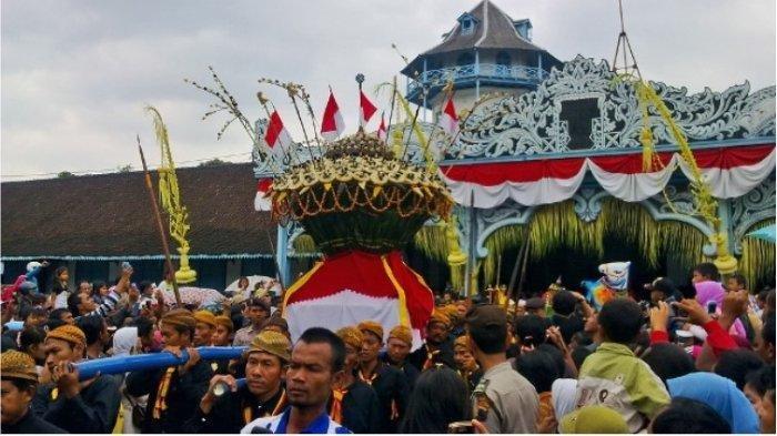 Peringatan Maulid Nabi melalui tradisi Sekaten di Surakarta.