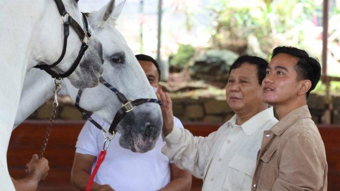Wali Kota Solo Gibran rakabuming bersama Ketum Gerindra Prabowo Subianto di kediaman Prabowo, Hambalang, Bogor, di bukit Hambalang, Desa Bojong Koneng, pada Sabtu (18/6/2022)