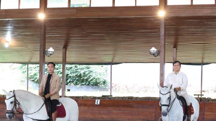 Wali Kota Solo Gibran Rakabuming Raka berkuda di kediaman Ketua Umum Partai Gerindra, Prabowo Subianto di bukit Hambalang, Desa Bojong Koneng, pada Minggu (18/6/2022).