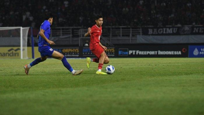 Gelandang Timnas Indonesia Welber Jardim berusaha menghindar dari kawalan pemain Thailand di final Piala AFF U-19 2024.