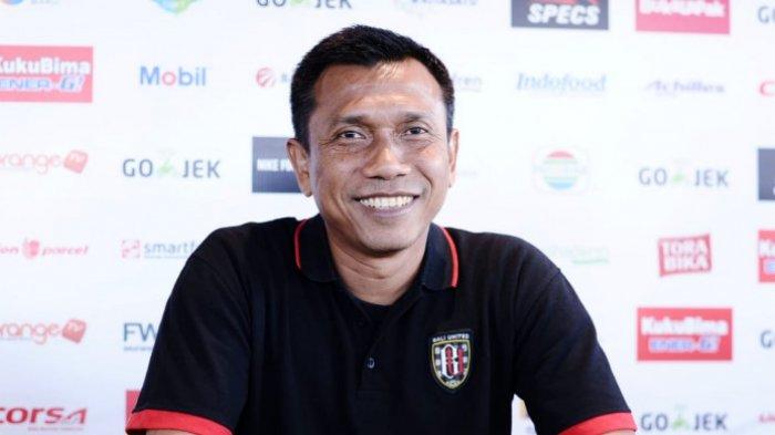 Pelatih Bali United, Widodo Cahyono Putro, melempar senyum kepada awak media di sela-sela acara temu wartawan jelang laga timnya melawan PSM, Rabu (11/7/2018).