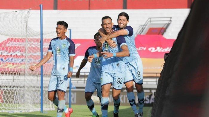 Selebrasi Jose Wilkson bersama pemain Persela Lamongan setelah mencetak gol pemecah kebuntuan ke gawang Persipura Jayapura menit 61 dalam pertandingan pekan 18 BRI Liga 1 2021 di Stadion I Wayan Dipta, Kamis (6/1/2022) sore WIB.