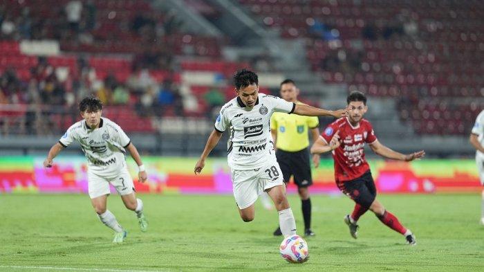 Aksi penyerang Persija Jakarta, Witan Sulaeman saat berhadapan dengan Bali United di Liga 1.