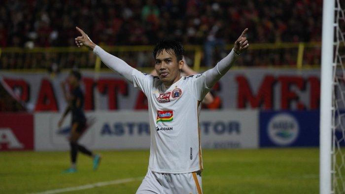 Penyerang Persija Jakarta Witan Sulaeman melakukan selebrasi angkat tangan usai mencetak gol ke gawang PSM Makassar di Stadion BJ Habibie, Parepare, Jumat (3/11/2023).