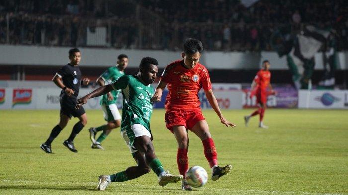 Penyerang Persija Jakarta WItan Sulaeman dibayangi Ricky Cawor di pertandingan yang berlangsung di Stadion Maguwoharjo, Sleman, Jumat (4/8/2023) malam. Dalam laga itu, Macan Kemayoran menang 3-1 atas Super Elang Jawa.