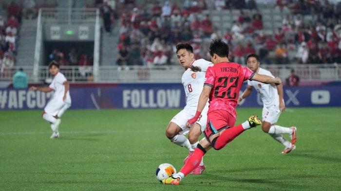 Penyerang Timnas Indonesia Witan Sulaeman menjegal pemain Korea Selatan di Piala Asia U-23 2024.