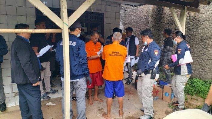 Tersangka Wowon Erawan Cs menjalani rekonstruksi kasus serial killer di rumah tempat kejadian perkara (TKP), Kelurahan Ciketing Udik, Bantargebang, Kota Bekasi, Kamis (2/3/2023).