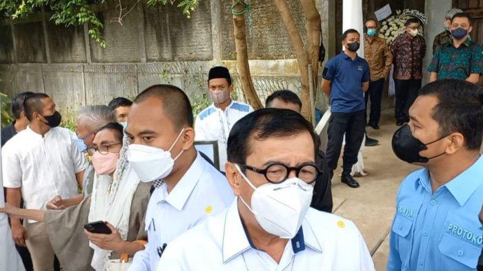 Menkum HAM Yasonna Laoly saat melayat ke rumah duka almarhum Arifin Panigoro di Jalan Madrasah 2, Cilandak Timur, Pasar Minggu, Jakarta Selatan, Selasa (8/3/2022).