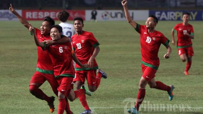Kapten Timnas Indonesia U-19, Evan Dimas Darmono (dua kiri) melakukan selebrasi bersama rekan-rekannya, Muhammad Hargianto (kiri), Zulfiandi (19), dan Muchlis Hadi Ning Syaifulloh (10) usai mencetak gol kedua ke gawang Korea Selatan dalam pertandingan babak peyisihan Grup G Piala AFC U-19 di Stadion Utama Gelora Bung Karno (SUGBK), Senayan, Jakarta Pusat, Sabtu (12/10/2013). Indonesia akhirnya lolos ke putaran final Piala AFC U-19 2014 di Myanmar setelah menaklukkan Korea Selatan dengan skor 3-2 lewat hattrick Evan Dimas. TRIBUNNEWS.COM/DANY PERMANA