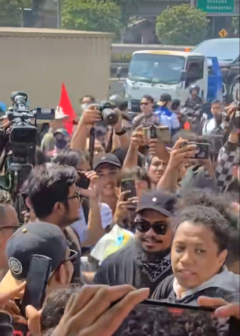 Arie Kriting dan Rigen ikut aksi demo penolakan revisi Undang-Undang Pilkada di depan Gedung DPR RI