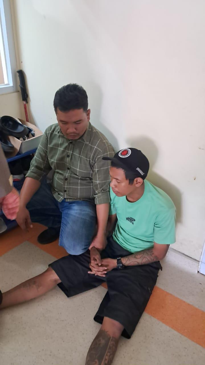 Polisi menangkap suami berinisial RS (32) yang menusuk istrinya menggunakan gunting di Pasar Minggu, Jakarta Selatan.