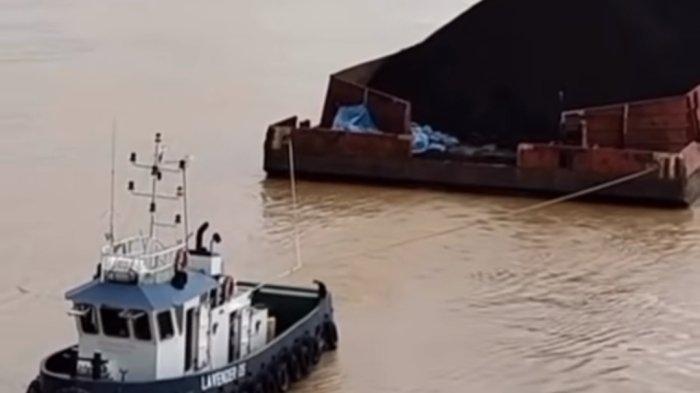 Tongkang di Sungai Batanghari pasca pelarangan anhkutan batubara melewati jalan nasional di Jambi