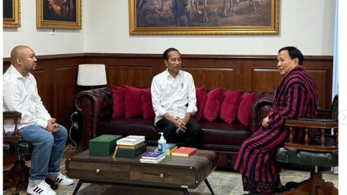 Presiden RI terpilih Prabowo Subianto baru saja menjalani operasi besar di RSPPN Sudirman, Jakarta Selatan. Presiden Joko Widodo pun menjenguknya. Prabowo ditemani oleh putera tuggalnya Didit Hediprasetyo dan sang ajudan Mayor Teddy.