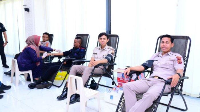 Bidhumas Polda Jambi beserta Sie Humas jajaran melaksanakan kegiatan donor darah pada peringatan Hari Jadi Humas Polri yang ke-73