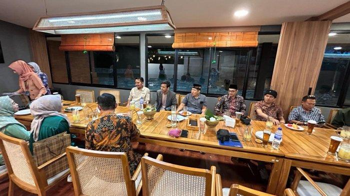 POSE BERSAMA - Area Head Bank Mandiri Jambi, Indra Gunawan (6 dari kiri); Area Operation Head, Dino Rekarianto (4 dari kiri); Assistent Vice Presiden Bank Mandiri Area Jambi, Dian Eko Cahyani (2 dari kanan); berpose bareng pimpinan media dalam acara buka puasa bersama di Restoran Mang Kabayan, Teras Mendalo, Citra Raya City, Kabupaten Muaro Jambi, Senin (1/4/2024).