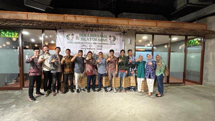 POSE BERSAMA - Area Head Bank Mandiri Jambi, Indra Gunawan (6 dari kiri); Area Operation Head, Dino Rekarianto (4 dari kiri); Assistent Vice Presiden Bank Mandiri Area Jambi, Dian Eko Cahyani (2 dari kanan); berpose bareng pimpinan media dalam acara buka puasa bersama di Restoran Mang Kabayan, Teras Mendalo, Citra Raya City, Kabupaten Muaro Jambi, Senin (1/4/2024).