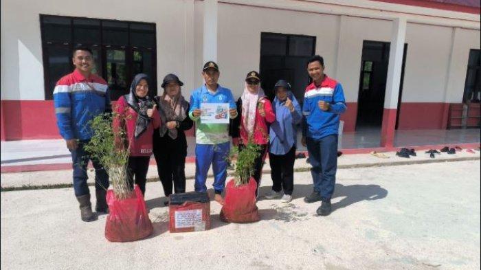 TANAM POHON - Sebagai bentuk komitmen terhadap Net Zero Emission tahun 2060 dan pelestarian lingkungan, PT Elnusa Petrofin (EPN), anak usaha PT Elnusa Tbk (ELSA), telah melaksanakan Program CSR Hutan Petrofin berupa penanaman 9.292 pohon