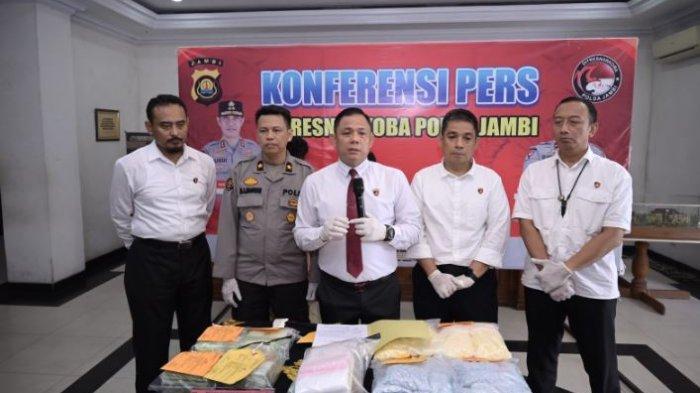 Dir Resnarkoba Polda Jambi Kombes Pol. Ernesto Saiserdengan ungkap pihaknya telah berhasil mengamankan sabu-sabu seberat sekitar 4 Kg dan ekstasi sebanyak 19.895 butir atau seberat 7.822,451 gram.