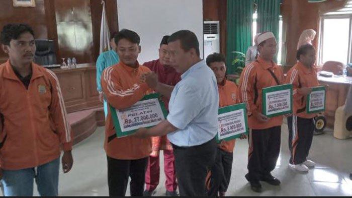 Belasan atlet National Paralympic Committee (NPC) serta pelatih berprestasi pada Pekan Paralympic Provinsi VIII Jambi pada tahun 2023 lalu menerima bonus atau tali asih dari Pemerintah Kabupaten Tanjabtimur.