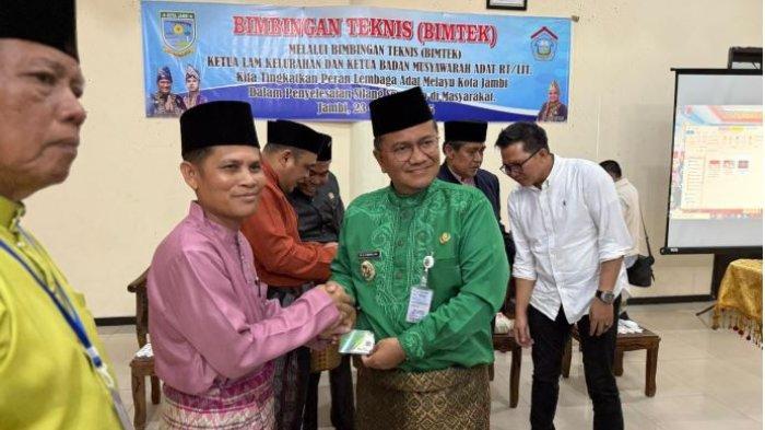 Gandeng BPJS Ketenagakerjaan, Pemerintah Kota Jambi memperluas perlindungan jaminan sosial ketenagakerjaan melalui kegiatan Bimbingan Teknis (Bimtek) yang diperuntukkan bagi Ketua Lembaga Adat Kelurahan dan Ketua Badan Musyawarah Adat RT se-Kota Jambi.