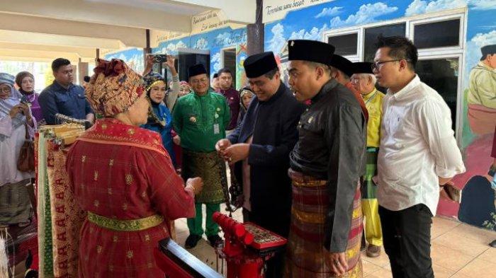 Gandeng BPJS Ketenagakerjaan, Pemerintah Kota Jambi memperluas perlindungan jaminan sosial ketenagakerjaan melalui kegiatan Bimbingan Teknis (Bimtek) yang diperuntukkan bagi Ketua Lembaga Adat Kelurahan dan Ketua Badan Musyawarah Adat RT se-Kota Jambi.