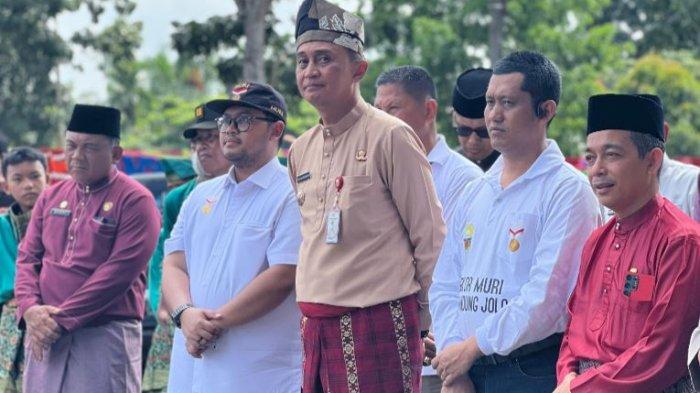 Pj Bupati Muaro Jambi Bachyuni Deliansyah di pagelaran Senandung Jolo pada peringatan Hari Pendidikan Nasional.