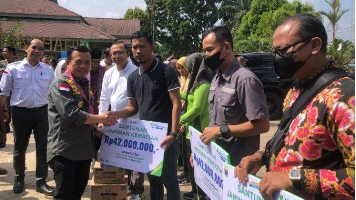 Kepala BPJS Ketenagakerjaan cabang Jambi mendampingi Gubernur Jambi Al Haris dalam kegiatan penyerahan secara simbolis santunan kematian program Bantuan Keuangan Bersifat Khusus (BKBK) Provinsi Jambi