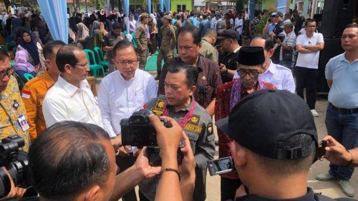 Gubernur Jambi Al Haris usai penyerahan santunan kematian program Bantuan Keuangan Bersifat Khusus (BKBK) dan penyaluran Dumsake Pendidikan yang berlangsung di lapangan SMK Negeri 1 Batanghari.