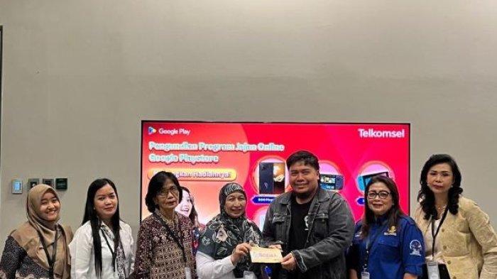 PEMENANG UNDIAN - Telkomsel menyerahkan hadiah kepada pemenang program Undian Jajan Online 2024