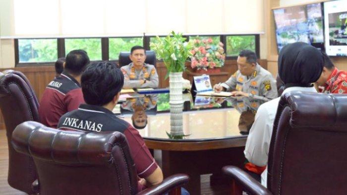 KUNJUNGAN - Kapolda Jambi Irjen Pol Rusdi Hartono terima silaturahmi Pengurus Daerah Inkanas Jambi di ruang kerjanya pada Rabu, (05/03/2025)