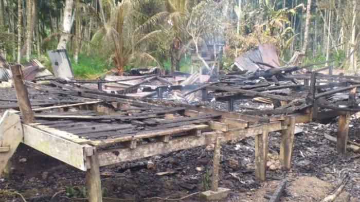 KEBAKARAN - Kebakaran terjadi di Desa Sungai Gebar Darat, Dusun Pajar Jaya, Kecamatan Kuala Betara, Tanjung Jabung Barat (Tanjabbar), Jambi, pada Jumat (04/04/2025).
