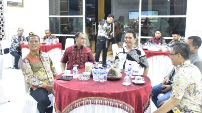 Kapolda Jambi Irjen Pol Krisno Halomoan Siregar, Danrem 042/Gapu Brigjen TNI Heri Purwanto, Wakapolda Jambi, Irwasda, serta para pejabat utama dan tamu undangan hadir di kegiatan Nonton Bareng (Nobar) Polri pagelaran Wayang Kulit secara virtual bersama Mabes Polri dengan lakon