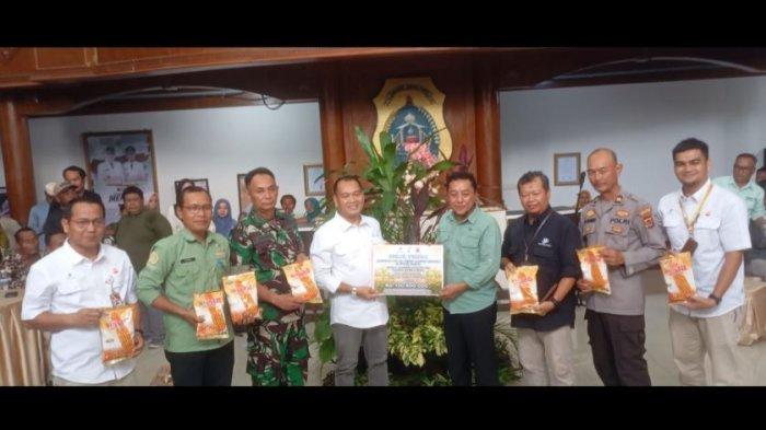 PetroChina menyalurkan bantuan benih jagung hibrida F1 Super Bisi 18 sebanyak 960 kilogram senilai Rp. 100.800.000 kepada Pemerintah Kabupaten Tanjab Timur.