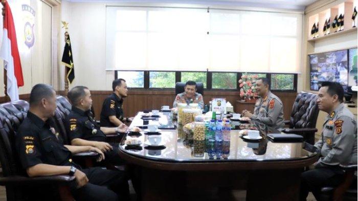 Kapolda Jambi Irjen Pol Rusdi Hartono menerima kunjungan silaturahmi pengurus Senkom Mitra Polri Provinsi Jambi, Rabu (31/07/2024)